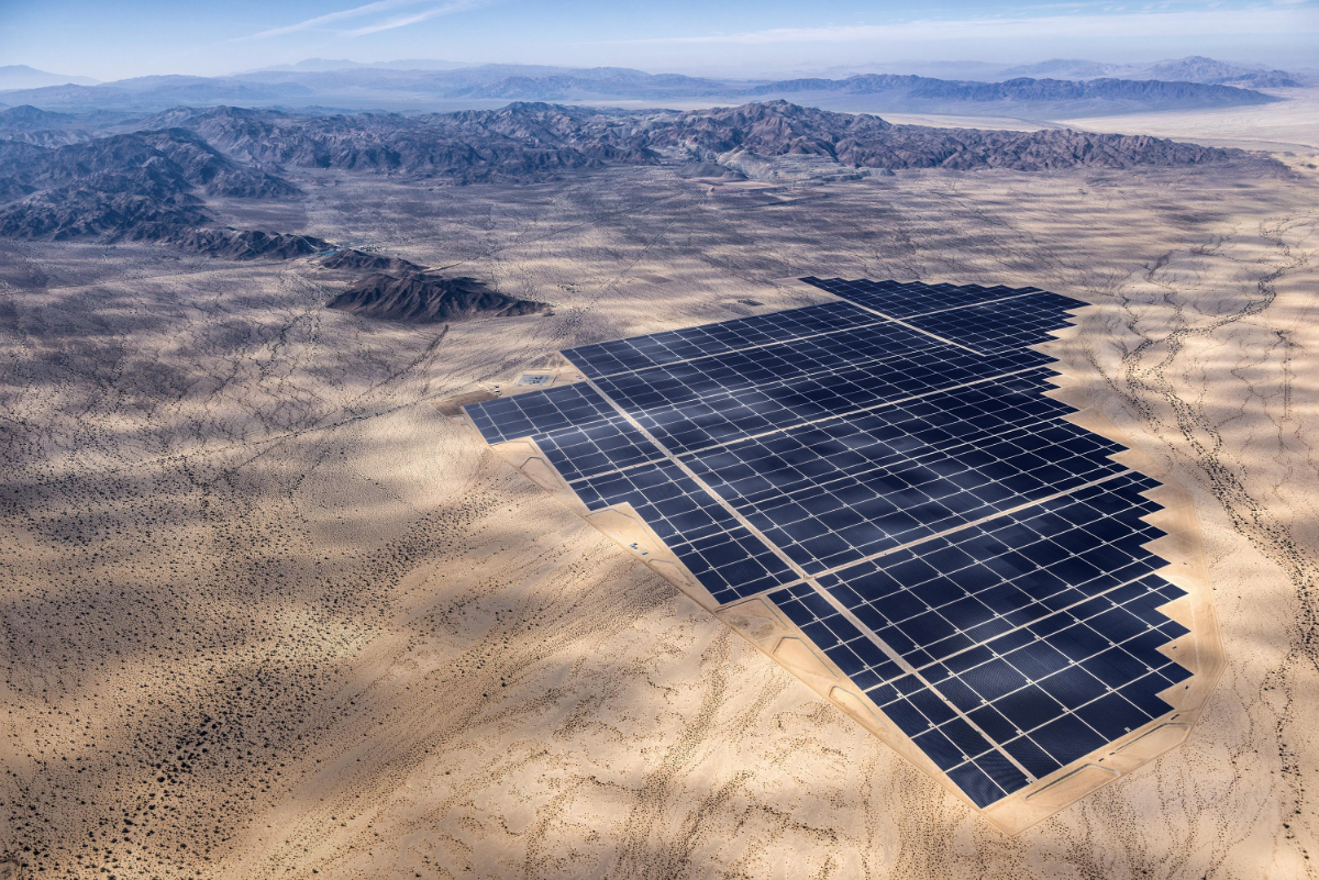 Wie eigenständige Solarmodule einen Energieverlust von 30% überwältigen: Die Erfolgsgeschichte einer Wüstenfarm